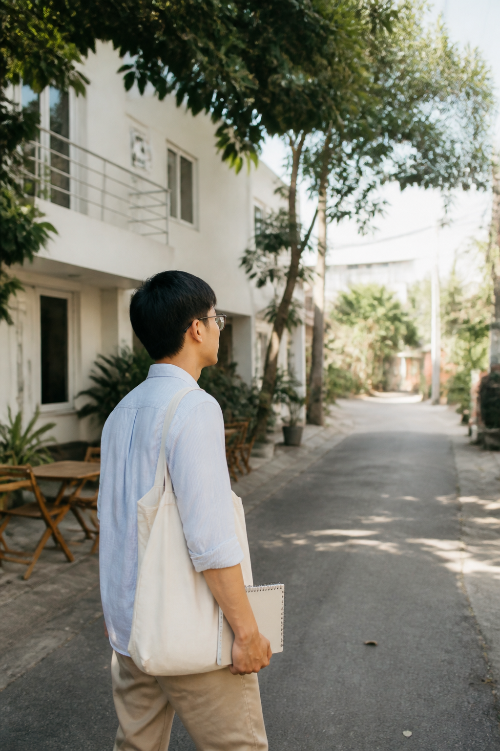 一位亞洲學習者在宿霧街區走向英文課程