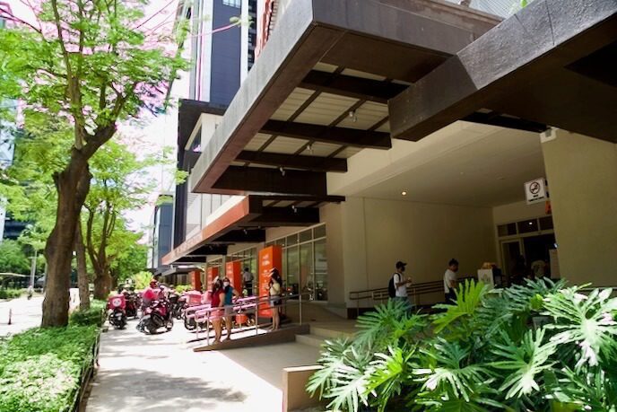 QQEnglish IT Park 校園入口與周邊街區
